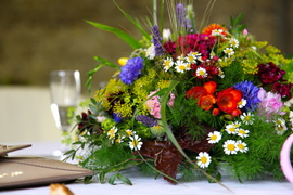 hochzeitsdeko sommerwiese, hochzeit bunt, hochzeitsdeko bunt, bunte hochzeit, deko hochzeit bunt